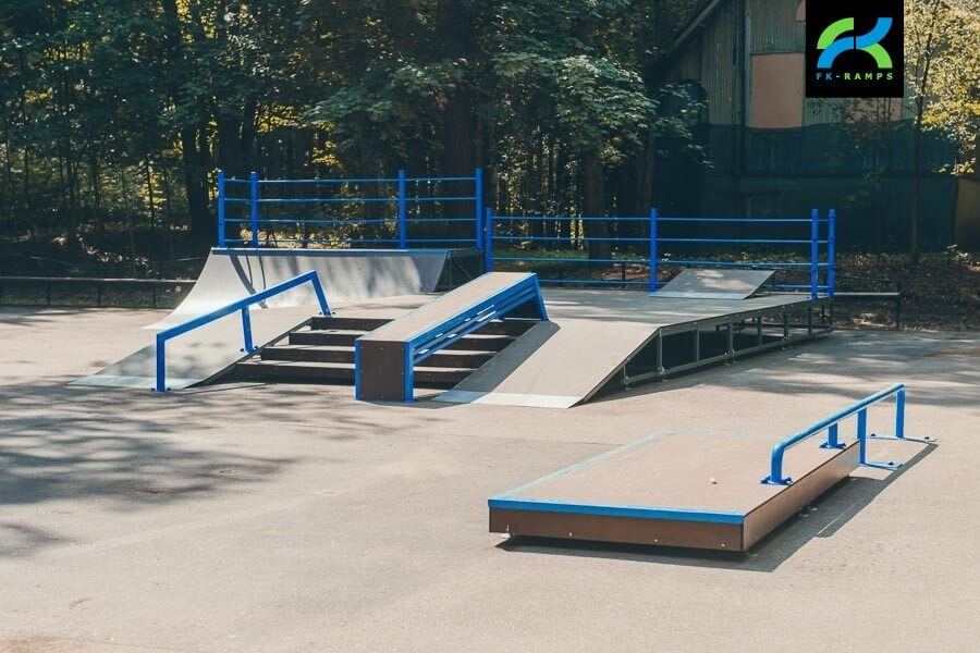 Металлический скейт-парк в Зеленогорском ПКиО
