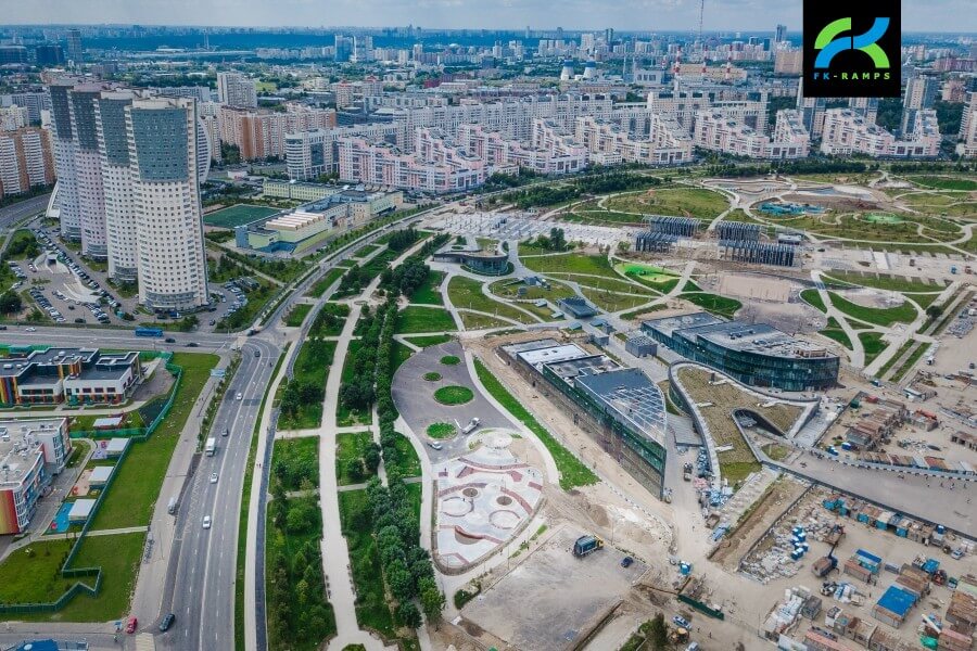 Скейтпарк на Ходынском поле у входа в станцию метро ЦСКА, Москва.