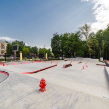 Бетонный скейт парк в парке Швейцария