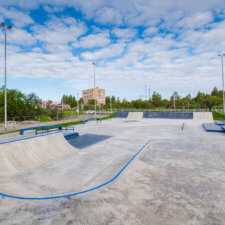 Бетонный скейтпарк и асфальтовый памптрек в Кировске