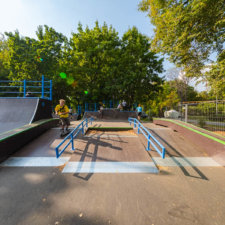 Деревянный скейт парк на ул.Юности (Москва)