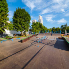 Деревянный скейт парк у школы №1250 (Москва)
