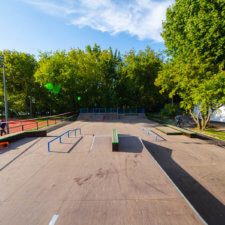 Деревянный скейт парк у школы №1250 (Москва)