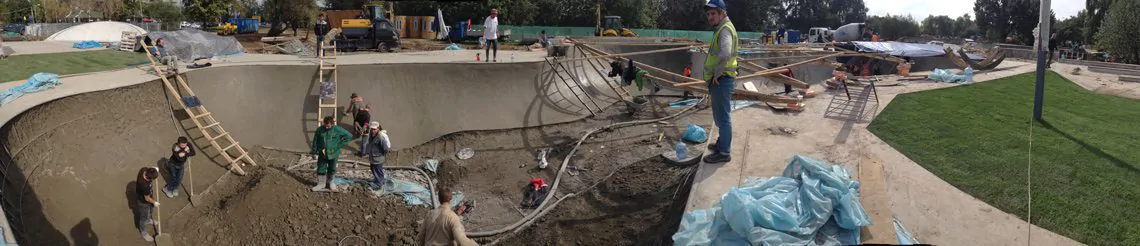 Строительство бетонной скейт плазы в парке Садовники