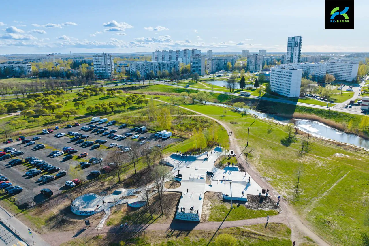 Бетонный скейт-парк на ул. Добровольцев (СПб) фото 1